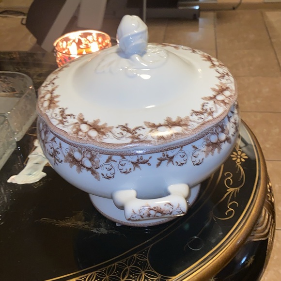 Antique WILLIAM SONOMA Tureen and Lid excellent condition WTH: 8 3/4 HT: 10 3/8 - Picture 2 of 6